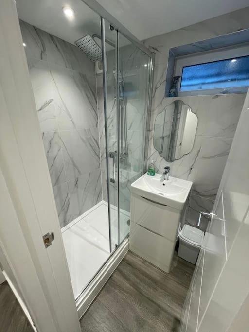Stylish & Cosy 1 Bed Apartment Суиндън Екстериор снимка